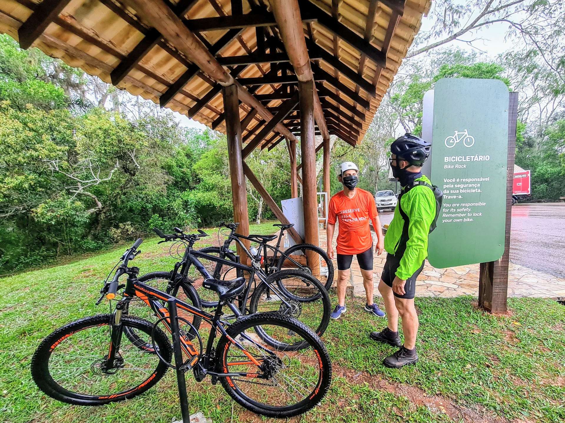 Paraciclo para cicloturistas no Parque Vila Velha, desenvolvido em 2022, faz parte das 5 Inovações no Cicloturismo para 2025.