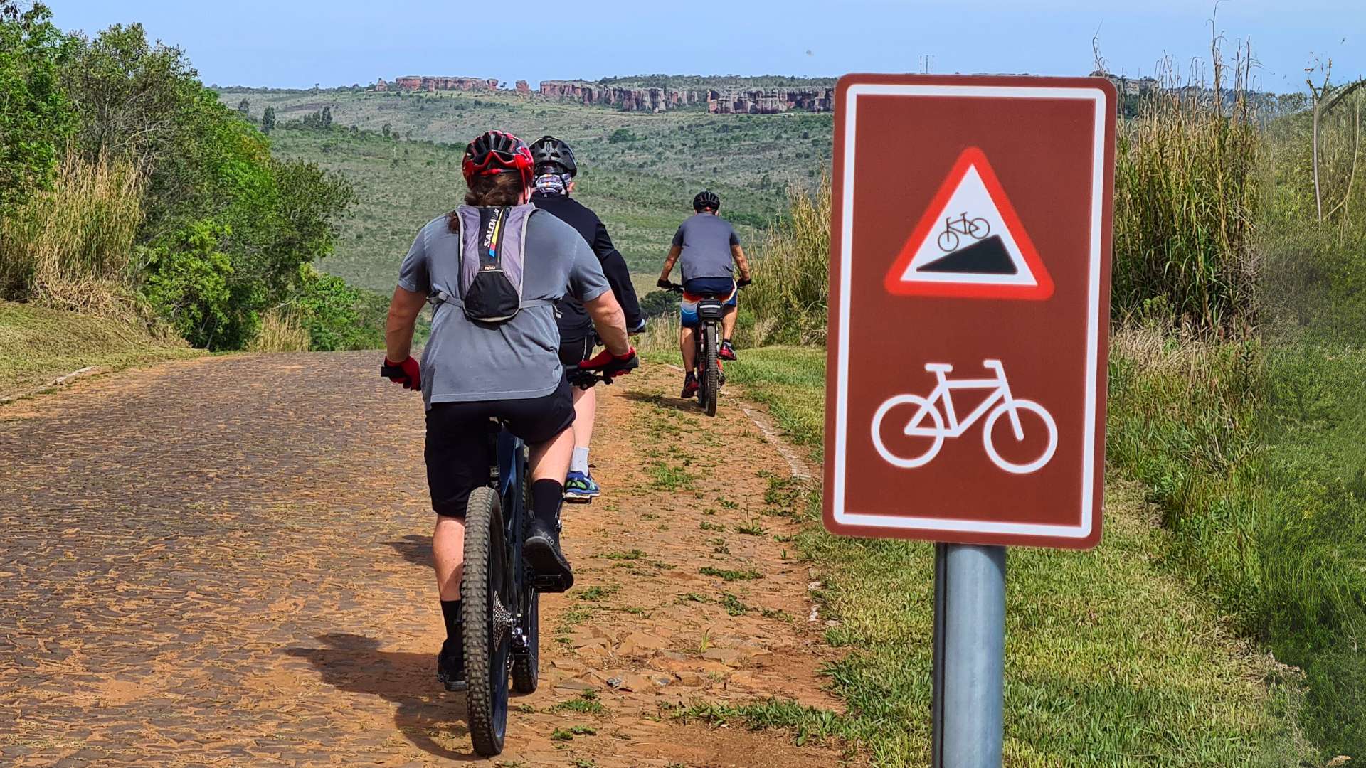 5 Tendências de Cicloturismo em 2025 e a Sinalização para Cicloturismo Autoguiado Profissional na Rota dos Tropeiros já estão sendo utilizadas na prática por ciclistas. © Lobi Ciclotur