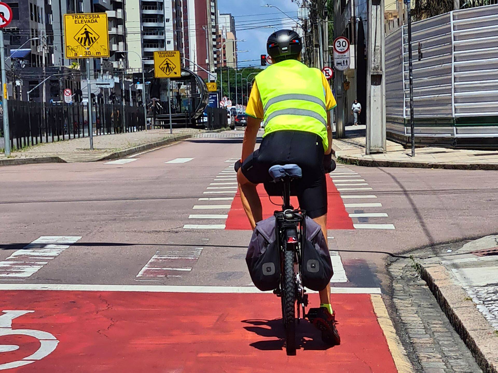 Ciclista nas rotas cicloviárias e ciclovias nas ruas de Curitiba.