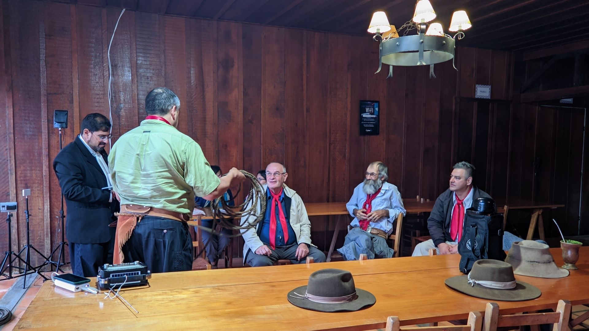 Simultaneamente, gaúchos se preparam para a lida na emblemática Fazenda do Socorro em apoio ao Cicloturismo na Rota dos Tropeiros.