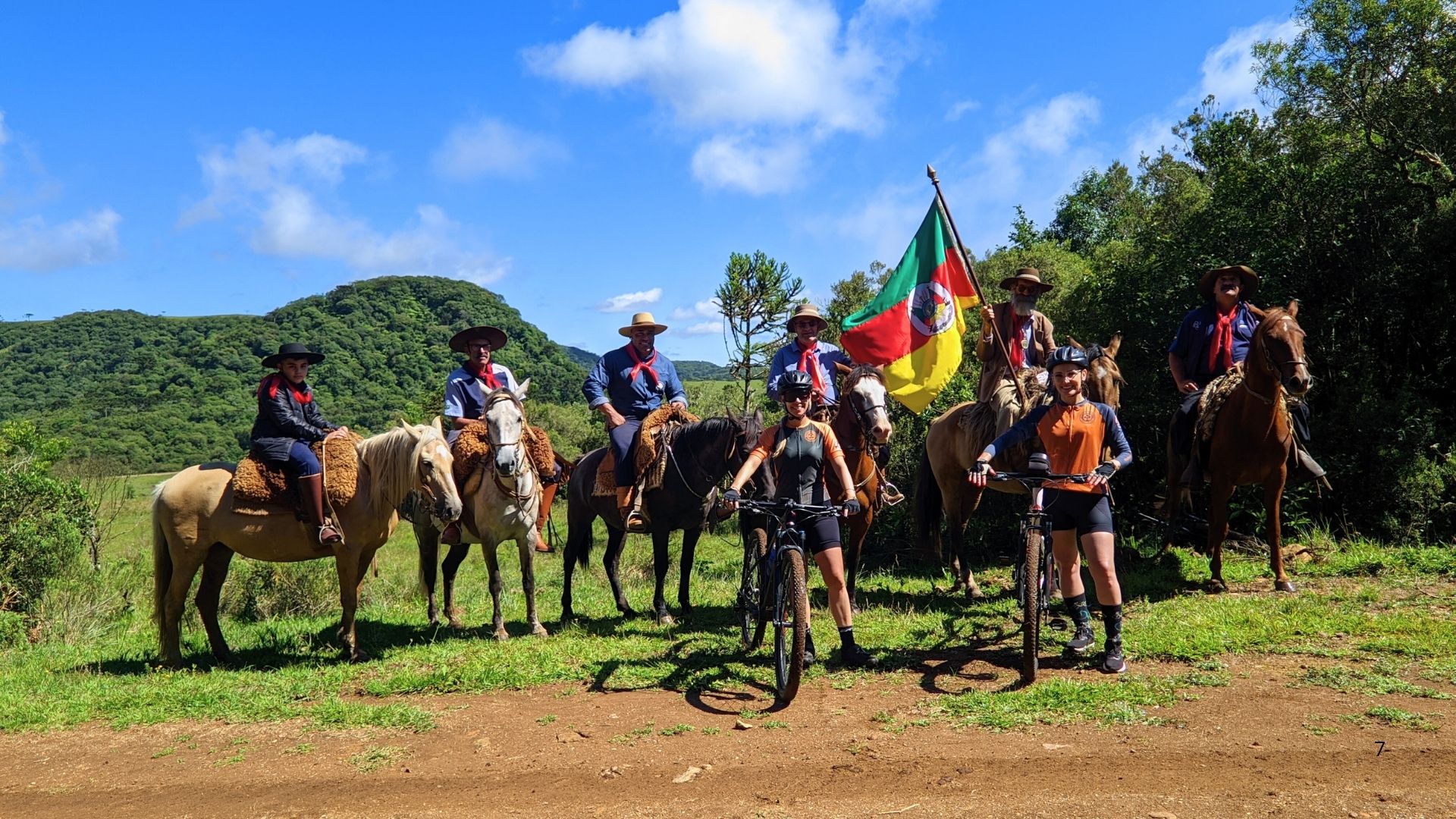 Gaúchos e tropeiros acompanham os ciclistas cicloturistas na rota dos Campos de Cima da Serra Gaúcha.