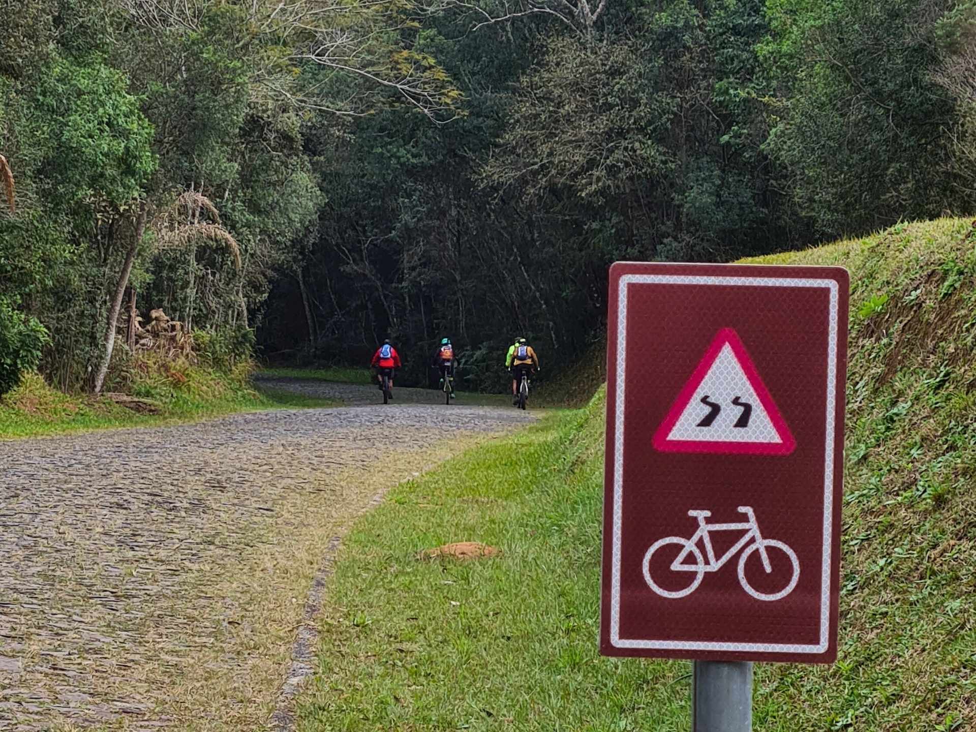 Além disso, ciclistas aproveitam a sinalização autoguiada para pedalar no Cicloturismo Sustentável na Rota dos Tropeiros.