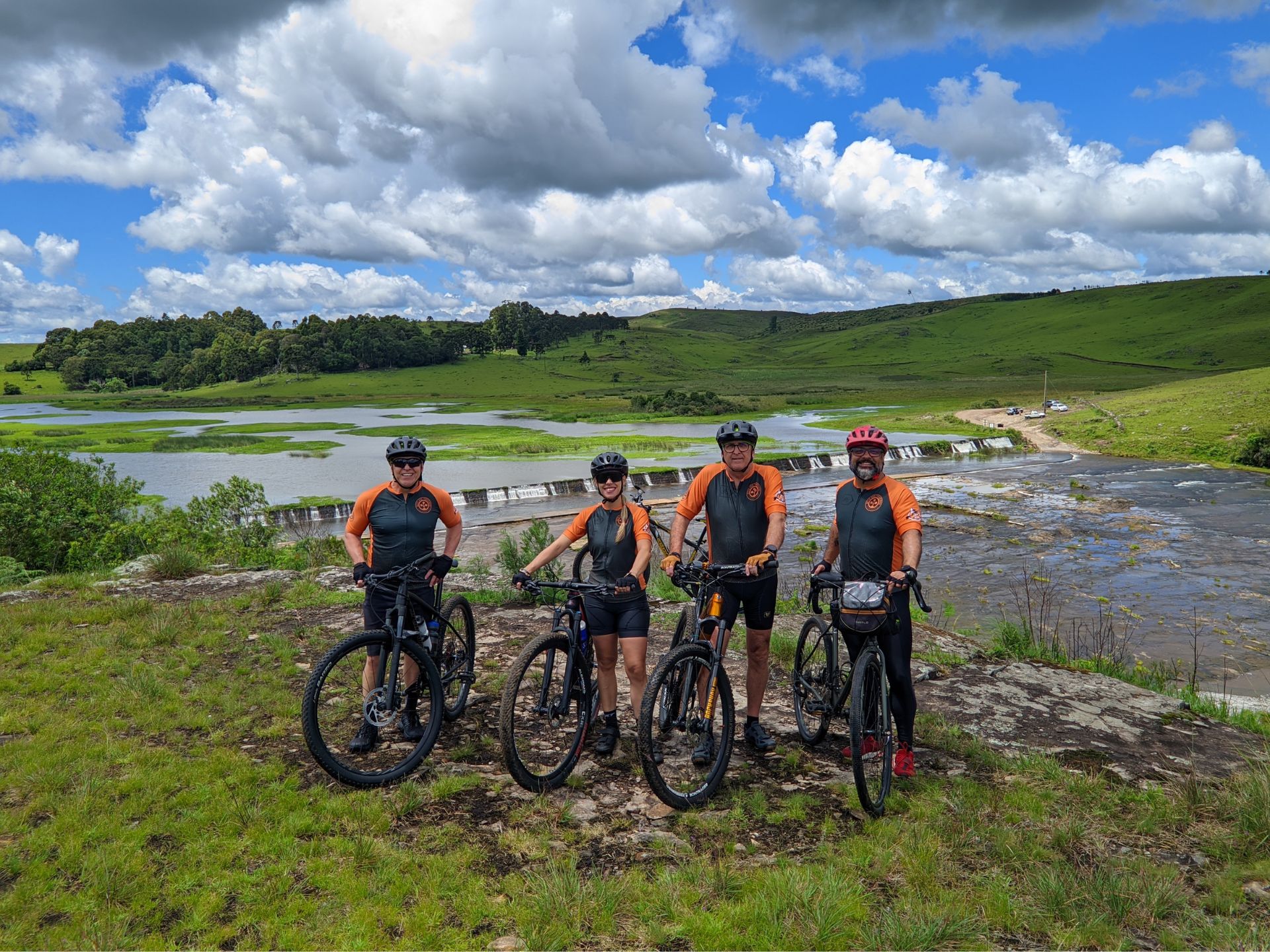 Ciclistas posam para a foto, tendo ao fundo a barragem do Rio dos Touros na Rota dos Tropeiros em Bom Jesus, RS.