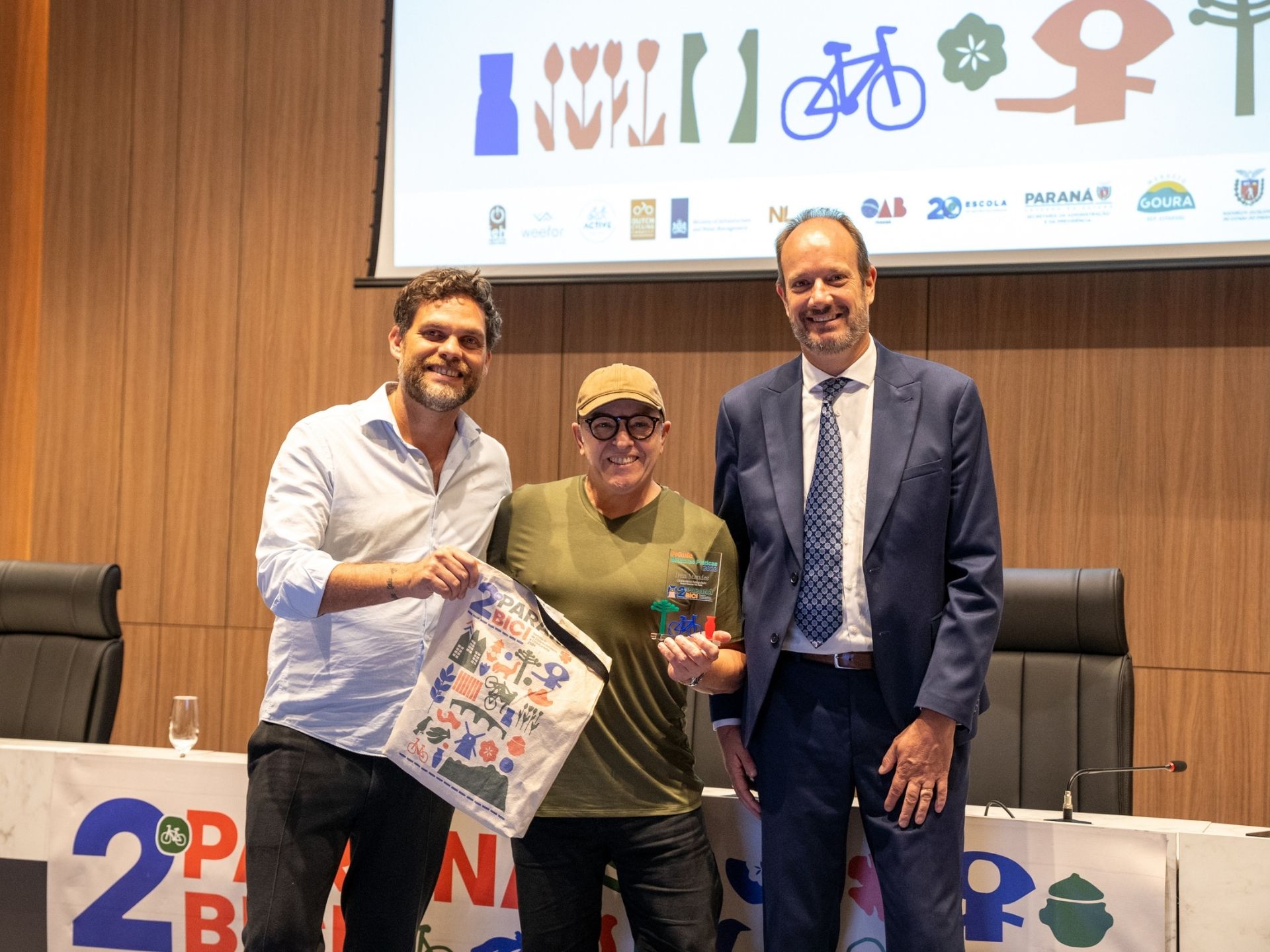 Paraná Bici premia o cicloturismo do Lobi Ciclotur durante a entrega do prêmio a Ivan Mendes, CEO da empresa.