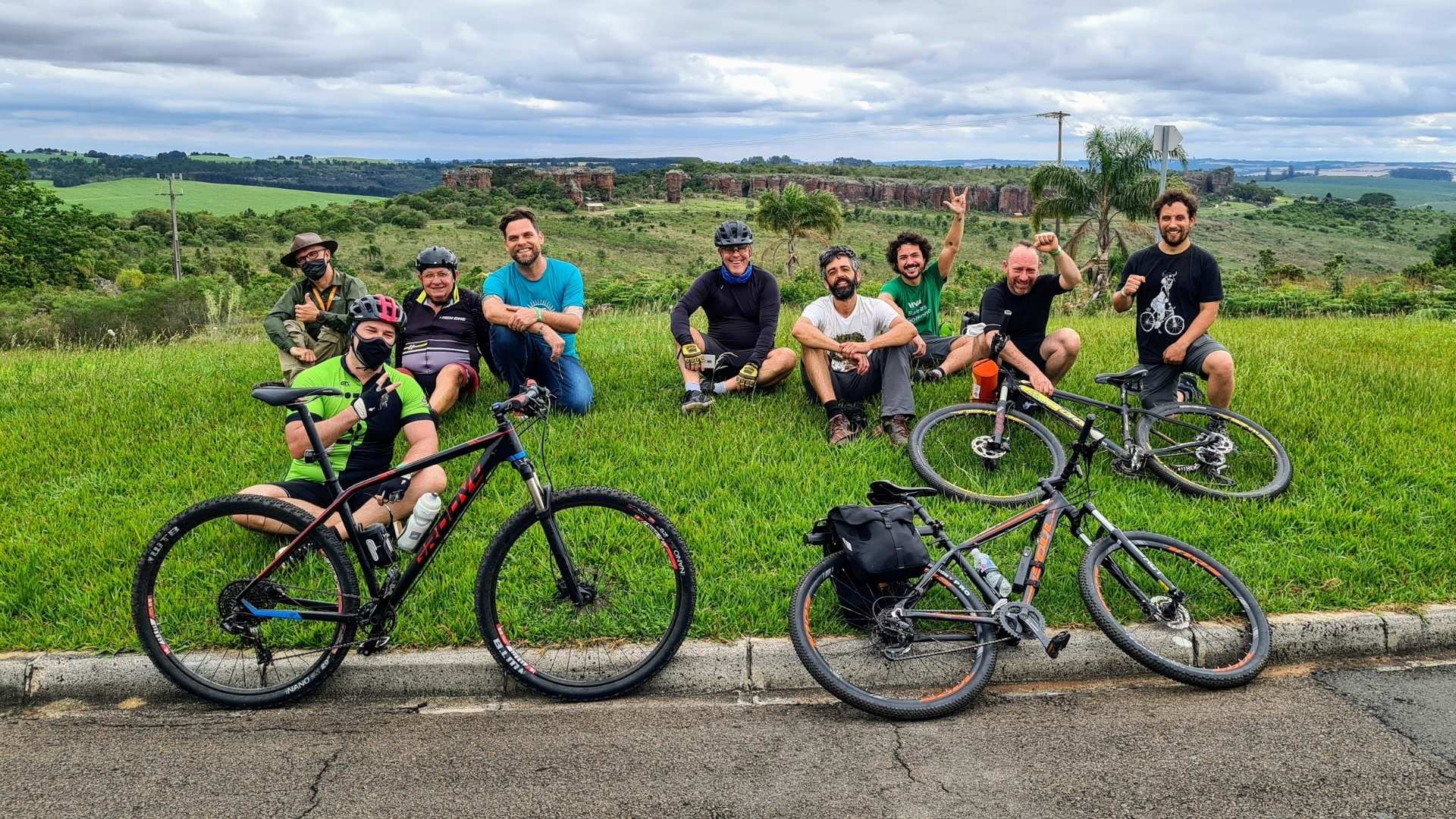 Ciclistas posam para foto no Ciclotur Autoguiado, enquanto o Paraná Bici premia o cicloturismo.