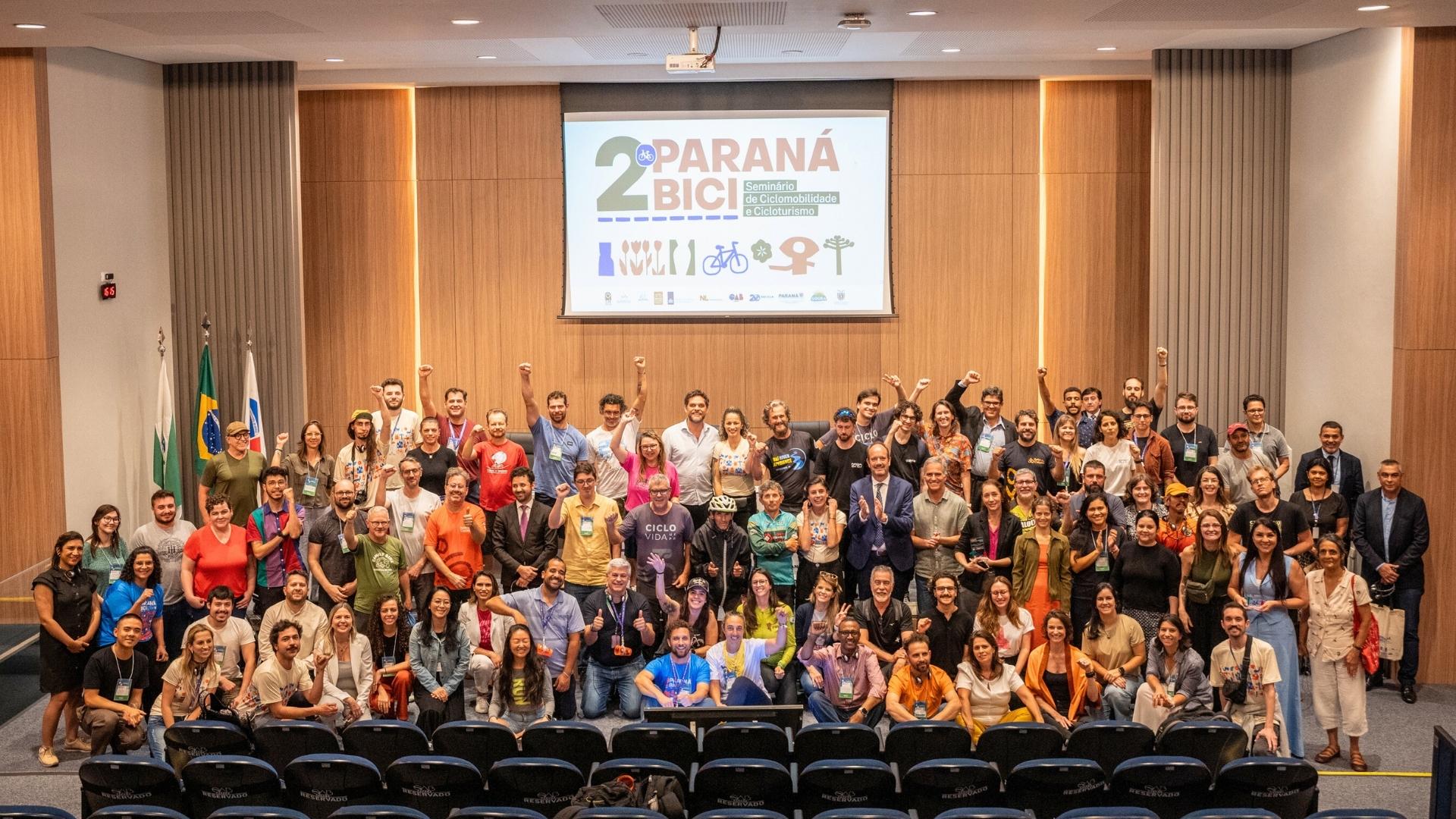 Participantes do 2º Paraná Bici posam para foto em grupo.