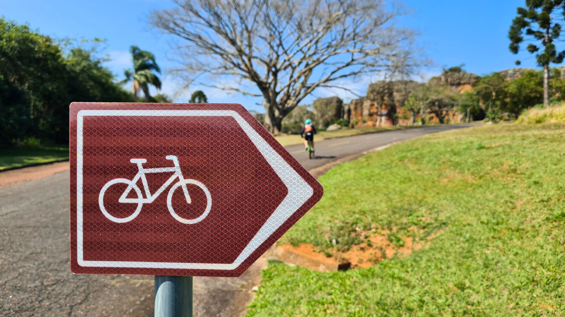 Sinalização para Cicloturismo Autoguiado desenvolvido pela Lobi na Rota dos Tropeiros.