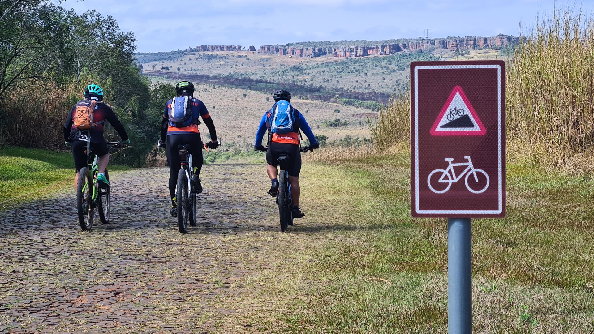 Ciclistas pedalam em rota autoguiada na Rota dos Tropeiros, no Parque Vila Velha.