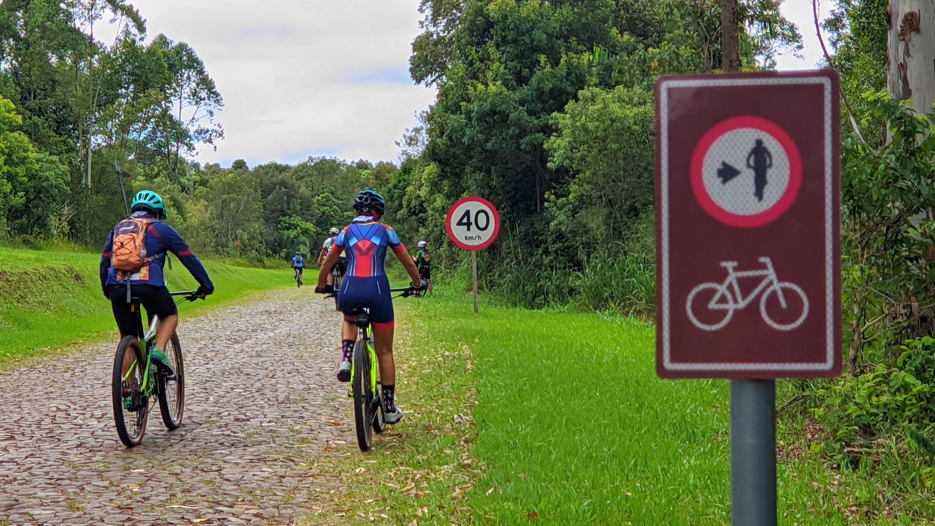 Na Rota dos Tropeiros, a sinalização autônoma permite que ciclistas pedalem com tranquilidade. Foto: Ivan Mendes © Lobi Ciclotur Graças à sinalização autônoma, cicloturistas pedalam tranquilamente na Rota dos Tropeiros.