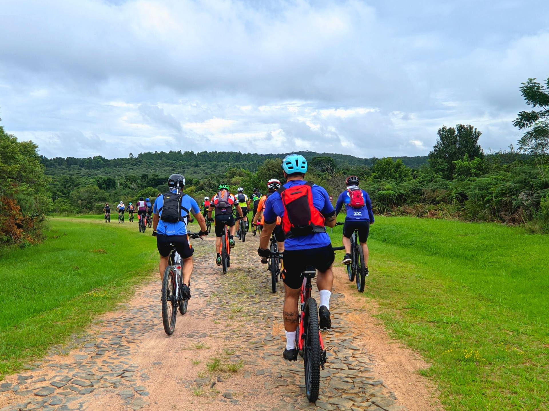 Ciclistas aproveitam a rota de cicloturismo do Parque Vila Velha