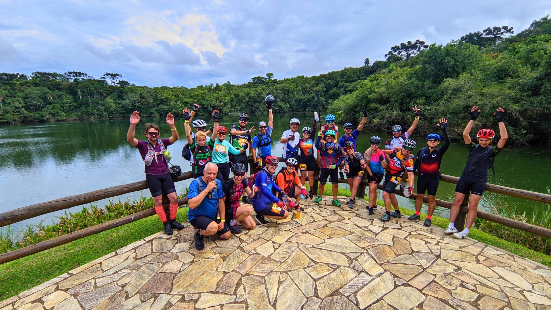 Ciclistas praticando Cicloturismo no Parque Vila Velha na Rota dos Tropeiros