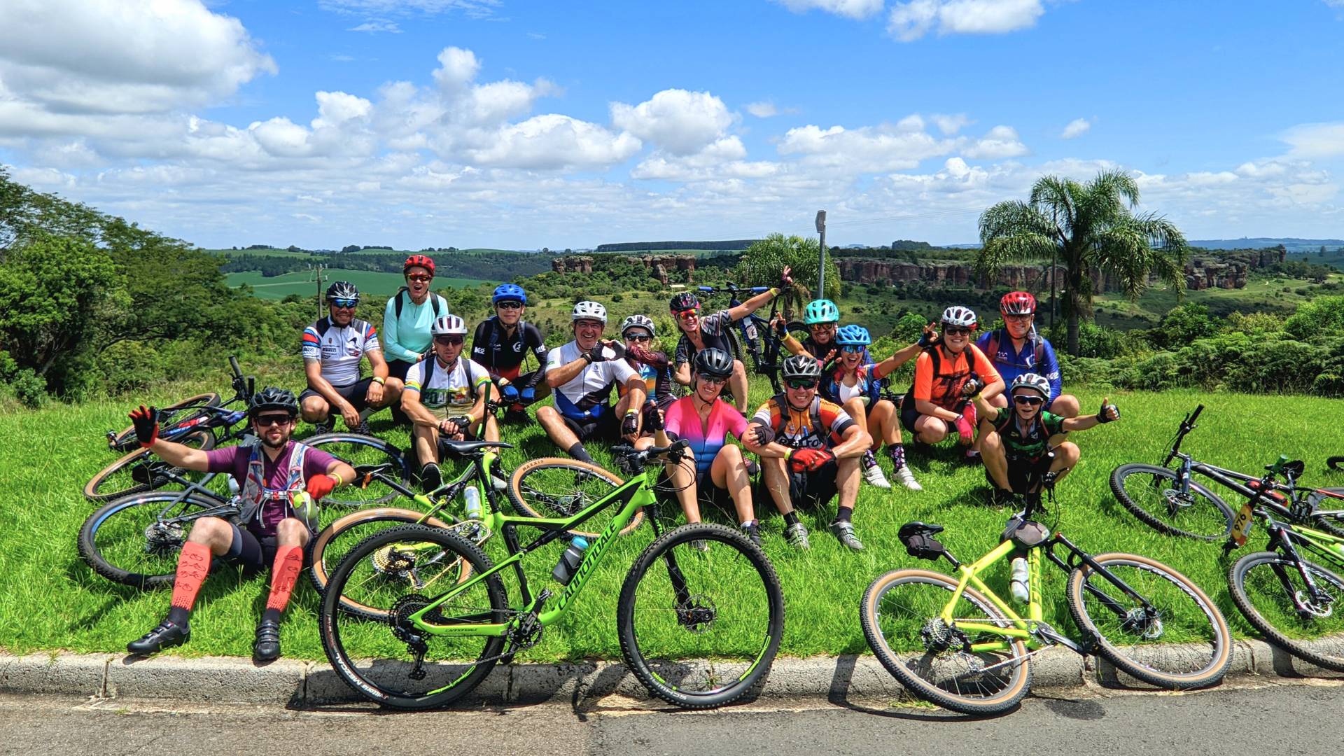 Uma pausa para a foto: Cicloturismo Autoguiado no Parque Vila Velha na Rota dos Tropeiros. 