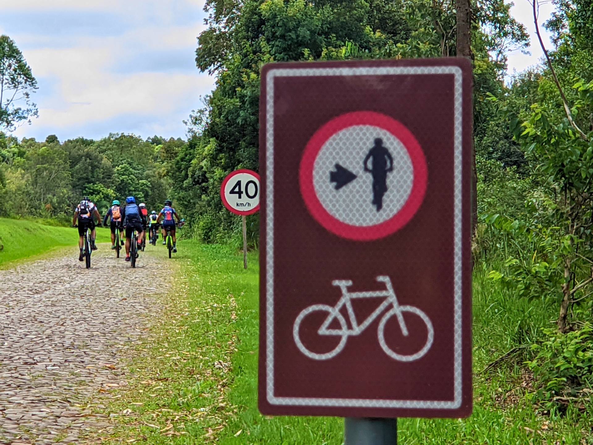 Ciclistas aproveitam a sinalização com liberdade para pedalar na rota de cicloturismo do Parque Vila Velha, parte integrante da Rota dos Tropeiros.