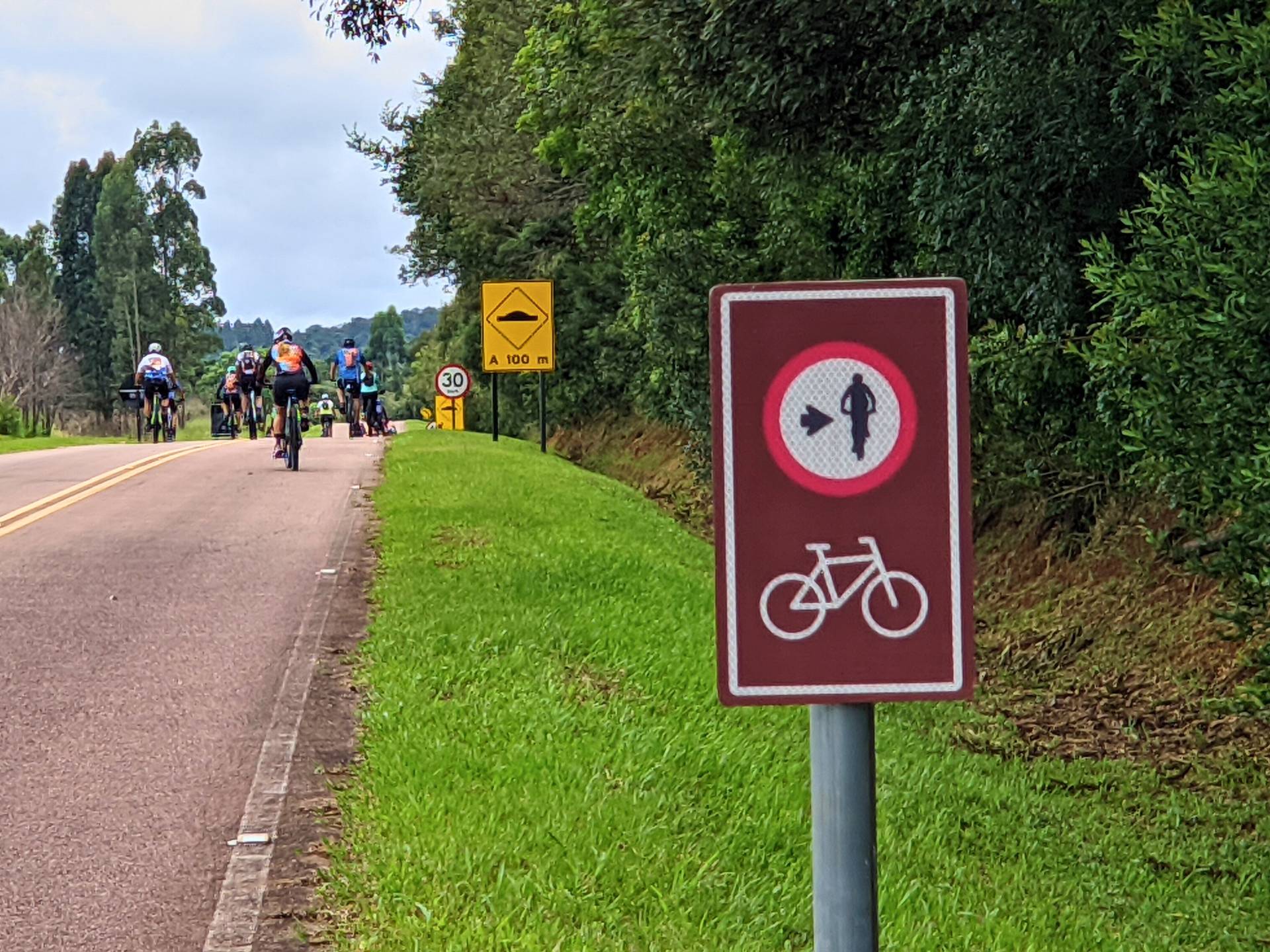 Sinalização impecável para um cicloturismo autoguiado com total segurança e tranquilidade! Os ciclistas agradecem.