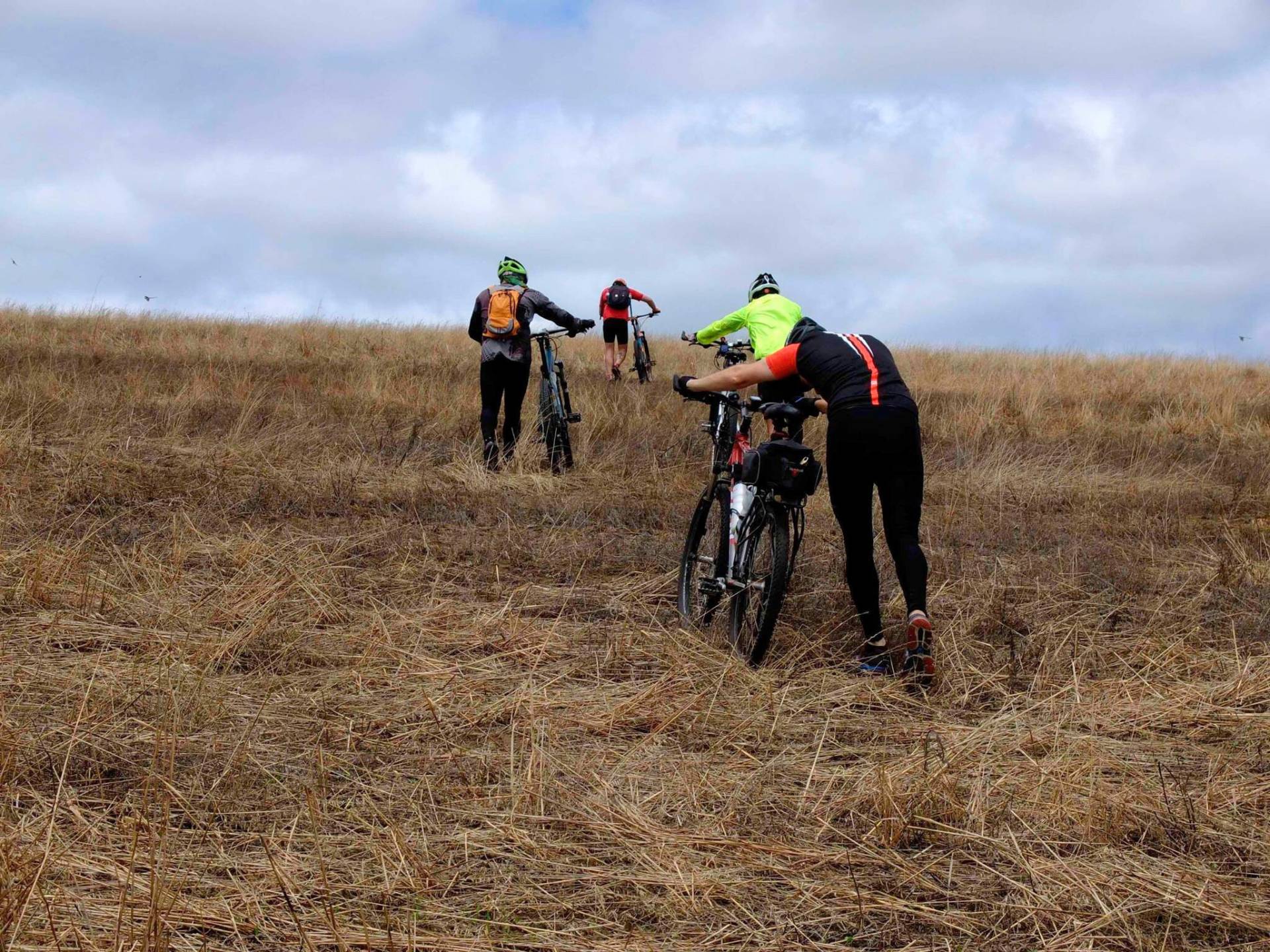 Ciclistas desbravando territórios no Mapeamento para Cicloturismo na Rota dos Tropeiros