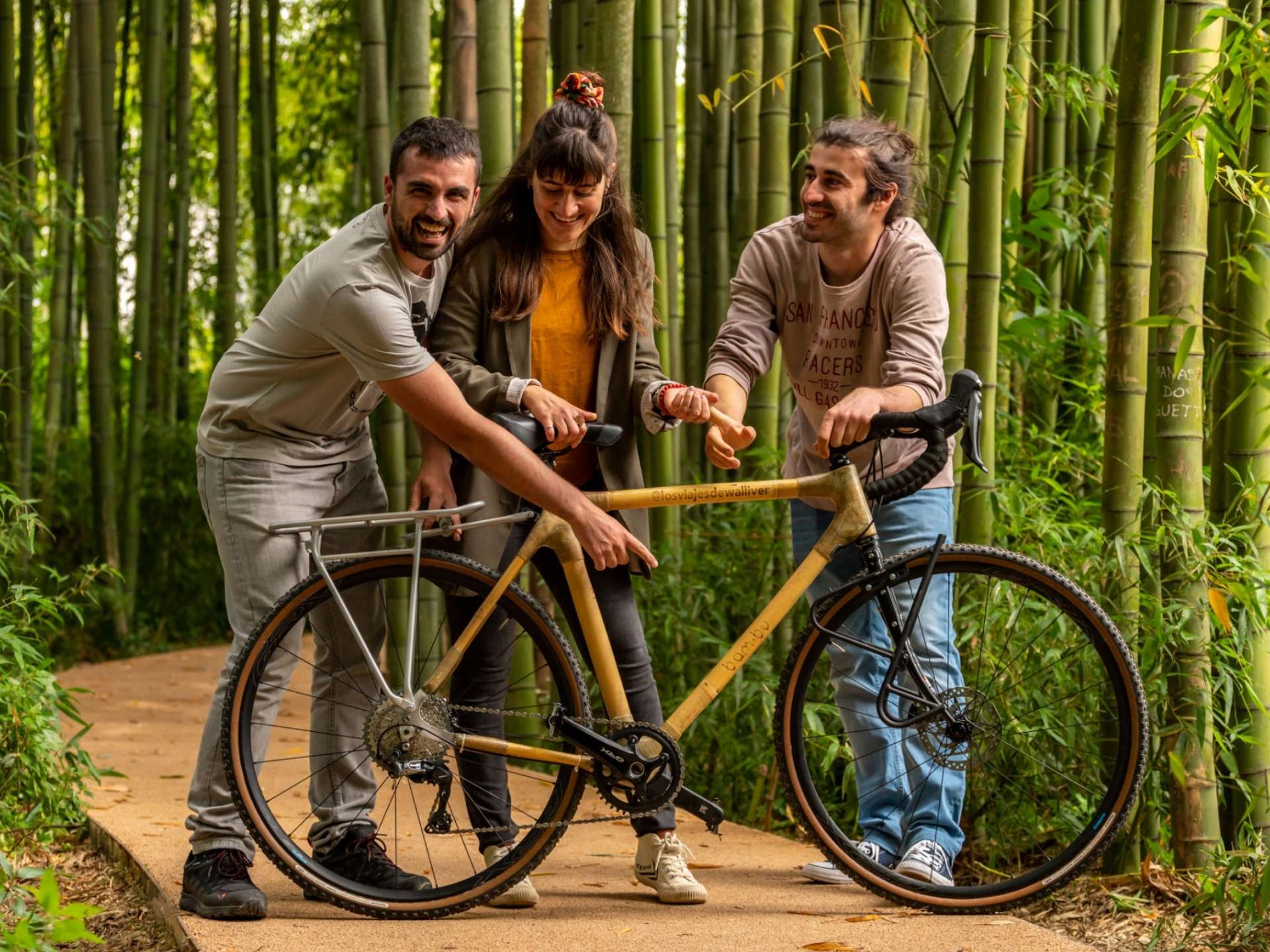 Bicicleta de Bambu na Europa. Foto: Bambu Bicycles Bambu Bicycles em meio à floresta