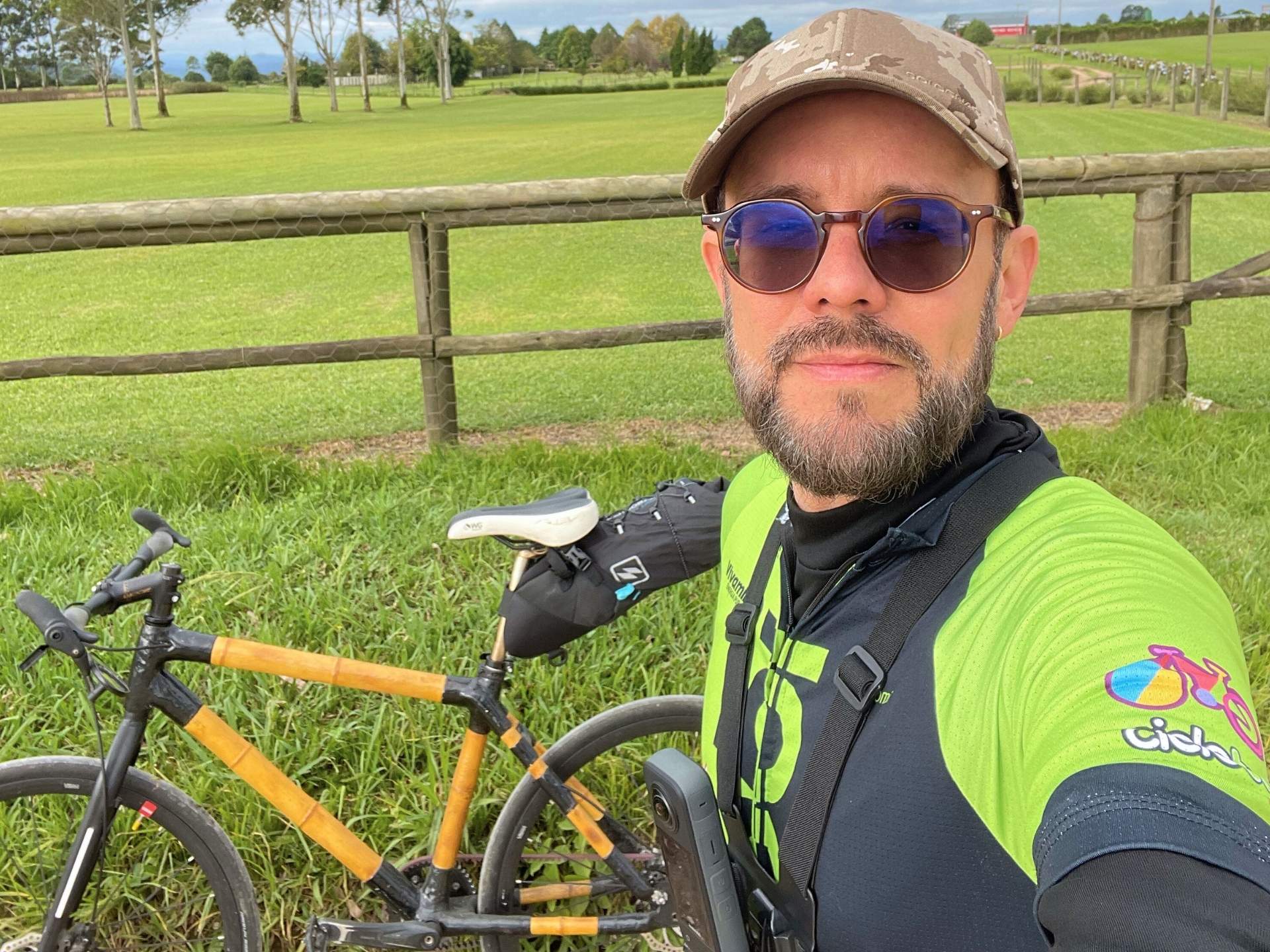 Bicicletas de Bambu na Rota dos Tropeiros © Lobi Ciclotur Ciclista com sua bicicleta de bambu na Rota dos Tropeiros, próximo à Fazenda Cainã, no Caminho do Viamão.