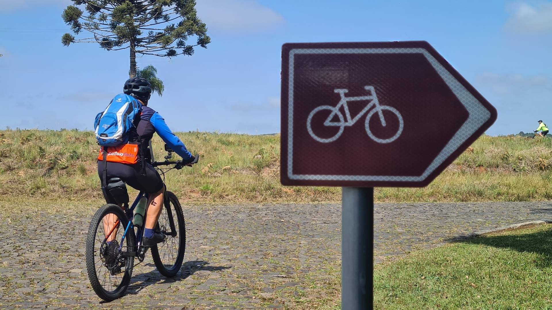 Placas de cicloturismo na Rota dos Tropeiros, no Parque Vila Velha. Foto: Ivan Mendes © Lobi Ciclotur Placas de cicloturismo na Rota dos Tropeiros, no Parque Vila Velha.