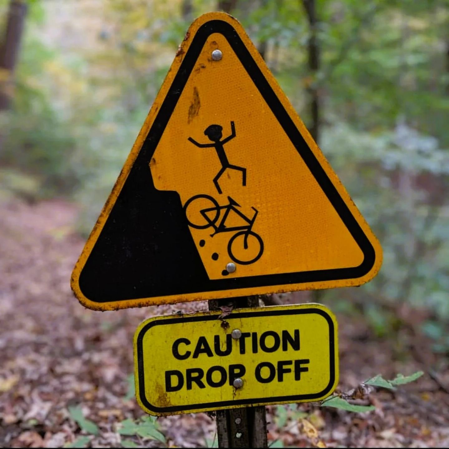Placa de perigo para ciclismo de aventura e mountain bike. Placa de perigo para ciclismo de aventura e mountain bike.