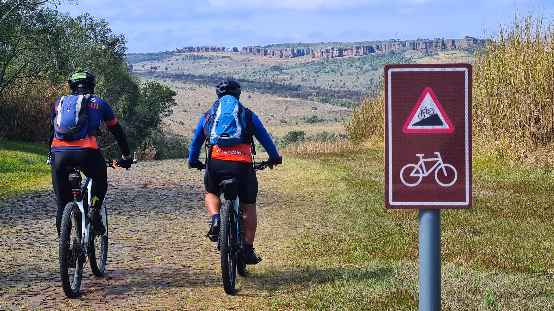 Rotas de Cicloturismo e a Sinalização Internacional. Foto: Ivan Mendes © Lobi Ciclotur A sinalização internacional facilita a familiaridade e compreensão dos sinais, permitindo que os ciclistas aproveitem a paisagem das rotas de cicloturismo com mais tranquilidade.