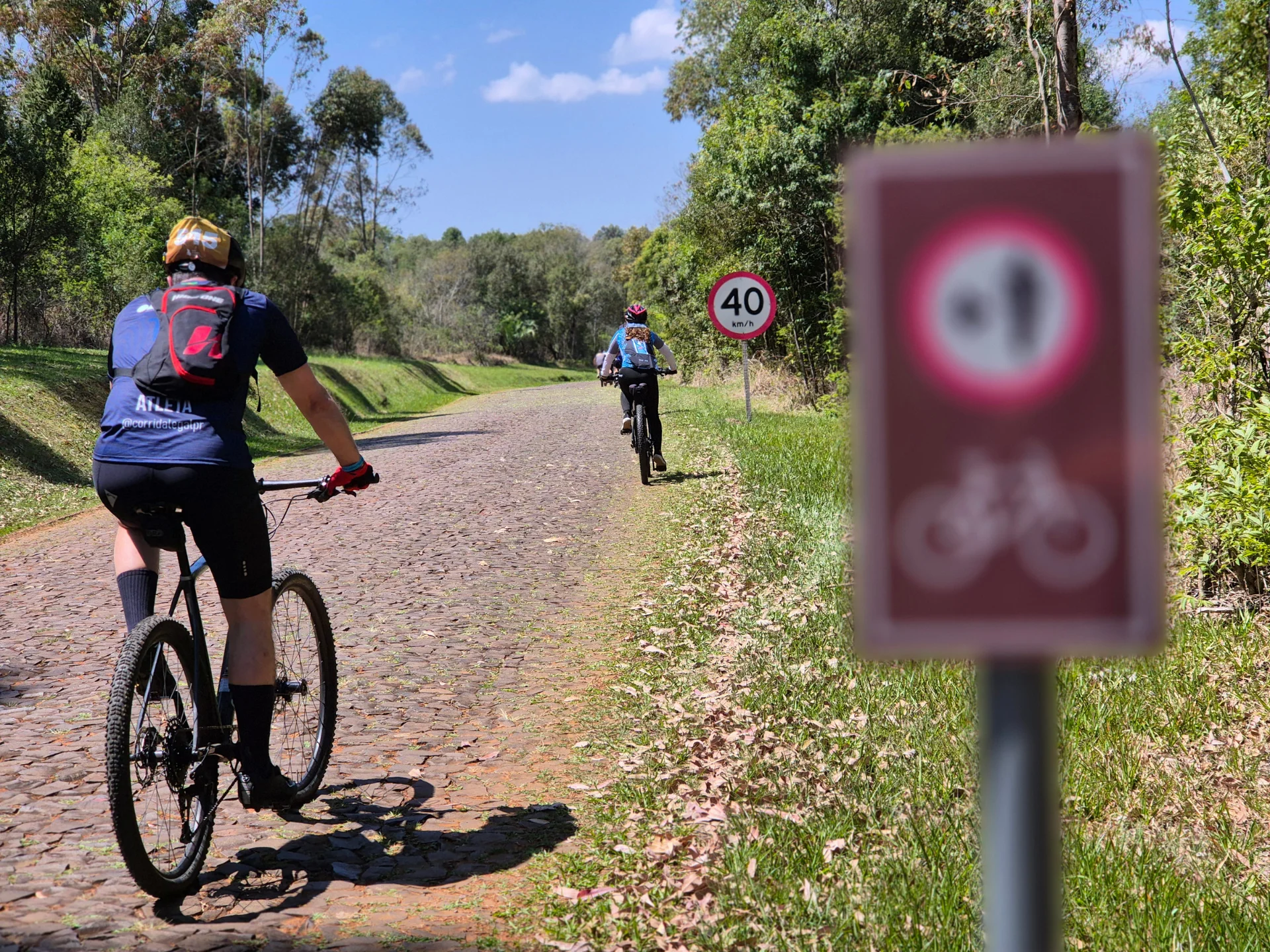 Um exemplo da sinalização autoguiada, dentro do Parque Vila Velha. Sinalização autoguiada ajuda a guiar ciclistas no Parque Vila Velha.