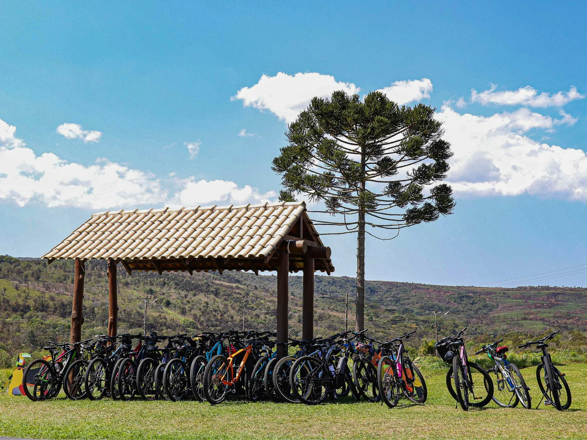 Desenvolvendo o Cicloturismo na Rota dos Tropeiros com Profissionalismo O paraciclo lotado é um reflexo da popularidade do cicloturismo, que vem sendo desenvolvido com profissionalismo na Rota dos Tropeiros.