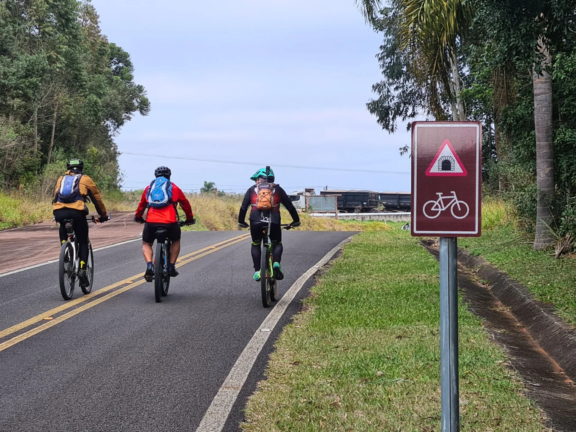 Os ciclistas desfrutam da paisagem com segurança e tranquilidade na Rota dos Tropeiros, graças à Sinalização Profissional para Cicloturismo.