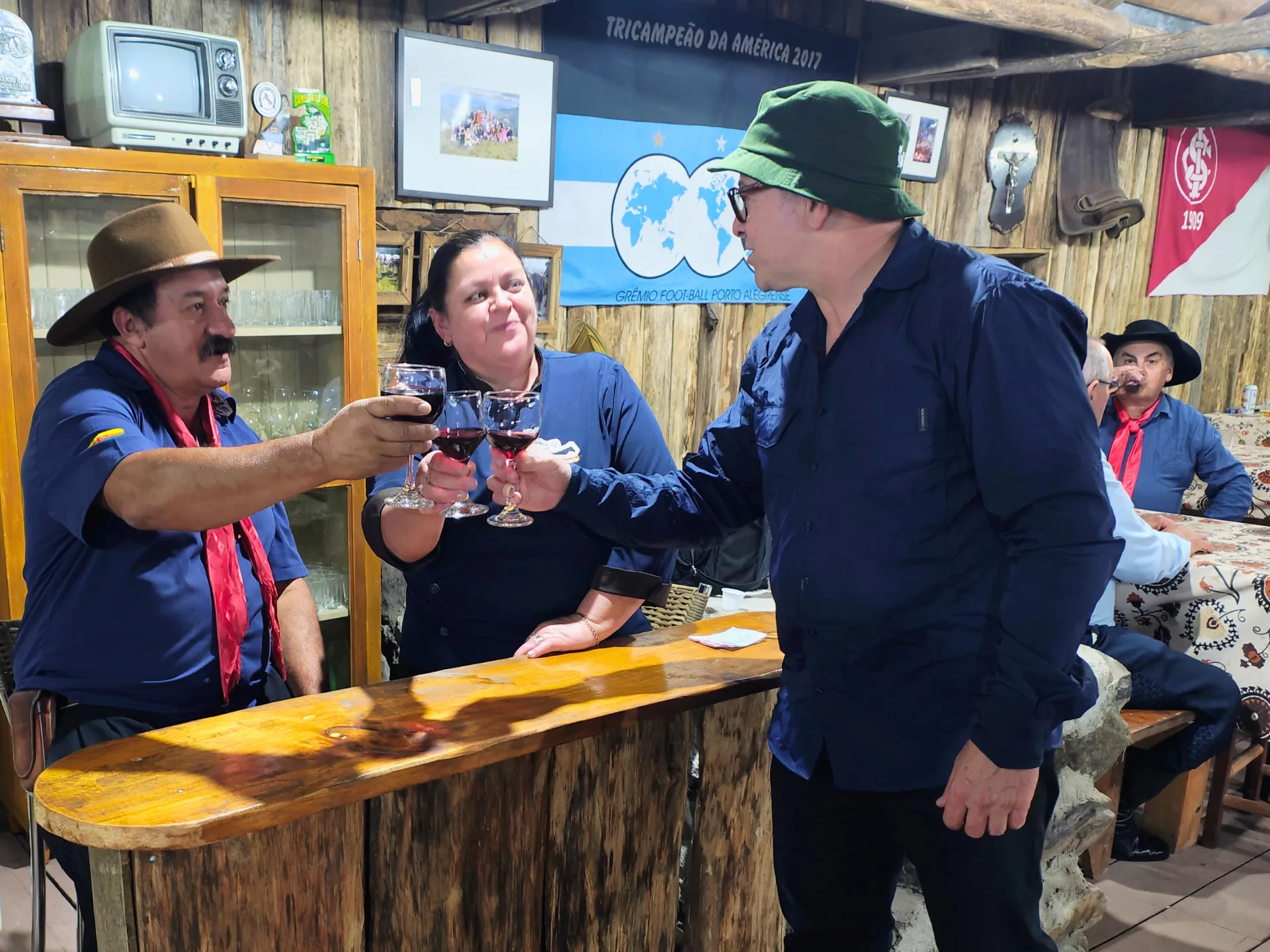 Família rural recebendo cicloturistas em pousada na região da Rota dos Tropeiros