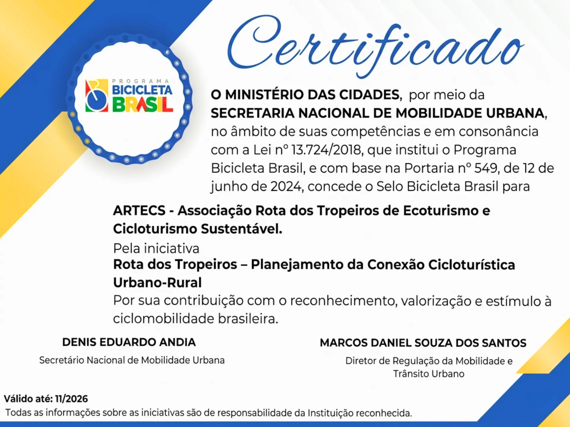 Diagrama técnico de projeto executivo para sinalização de cicloturismo autoguiado com detalhamento de medidas, pictogramas universais e referências normativas do IPHAN e ABNT NBR 9050.